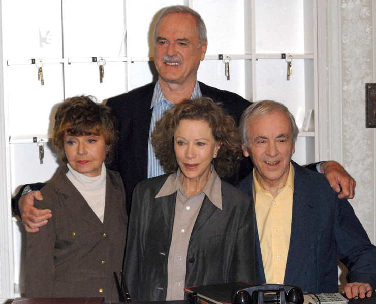 How tall is Andrew Sachs