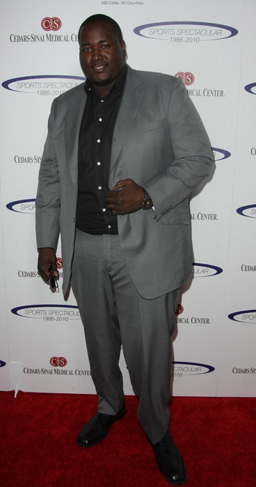 How tall is Quinton Aaron
