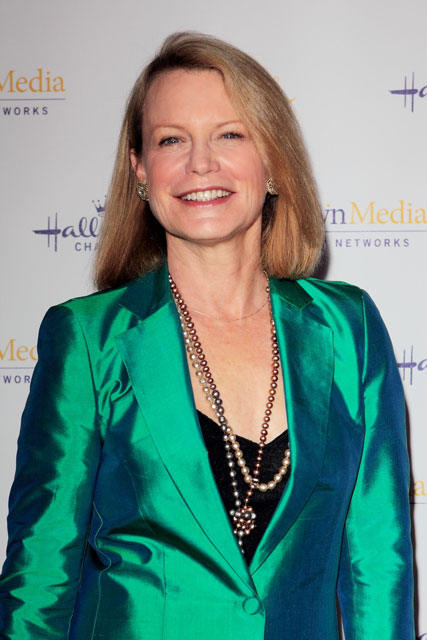 How tall is Shelley Hack